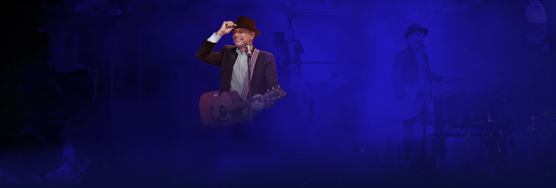 Prof. Alfredo Bravo tocando violão na Palestra Bravo