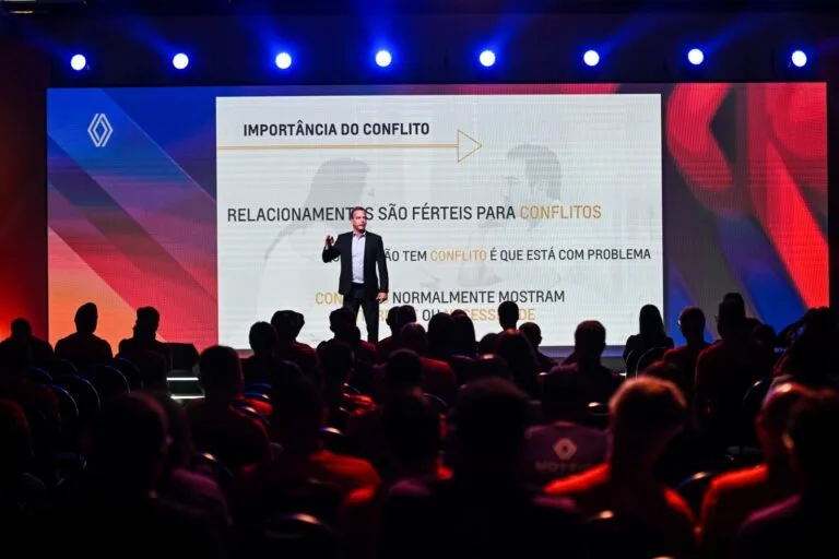 Prof. Alfredo Bravo palestrando sobre gestão de conflitos e liderança